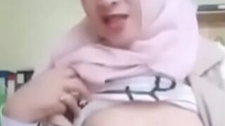 محجبة اندونيسية تعرض بزازها لايف سكس