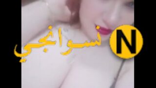 وزه رايقه بجوز عيون وجسم ابيض يهيجو زبر العنتيل بتعرض على الكام فى اكتر من مقطع وهيا فاشخه بزازها الكبار وتنيك نفسها بشرمطه ودلع وهيجان رايق